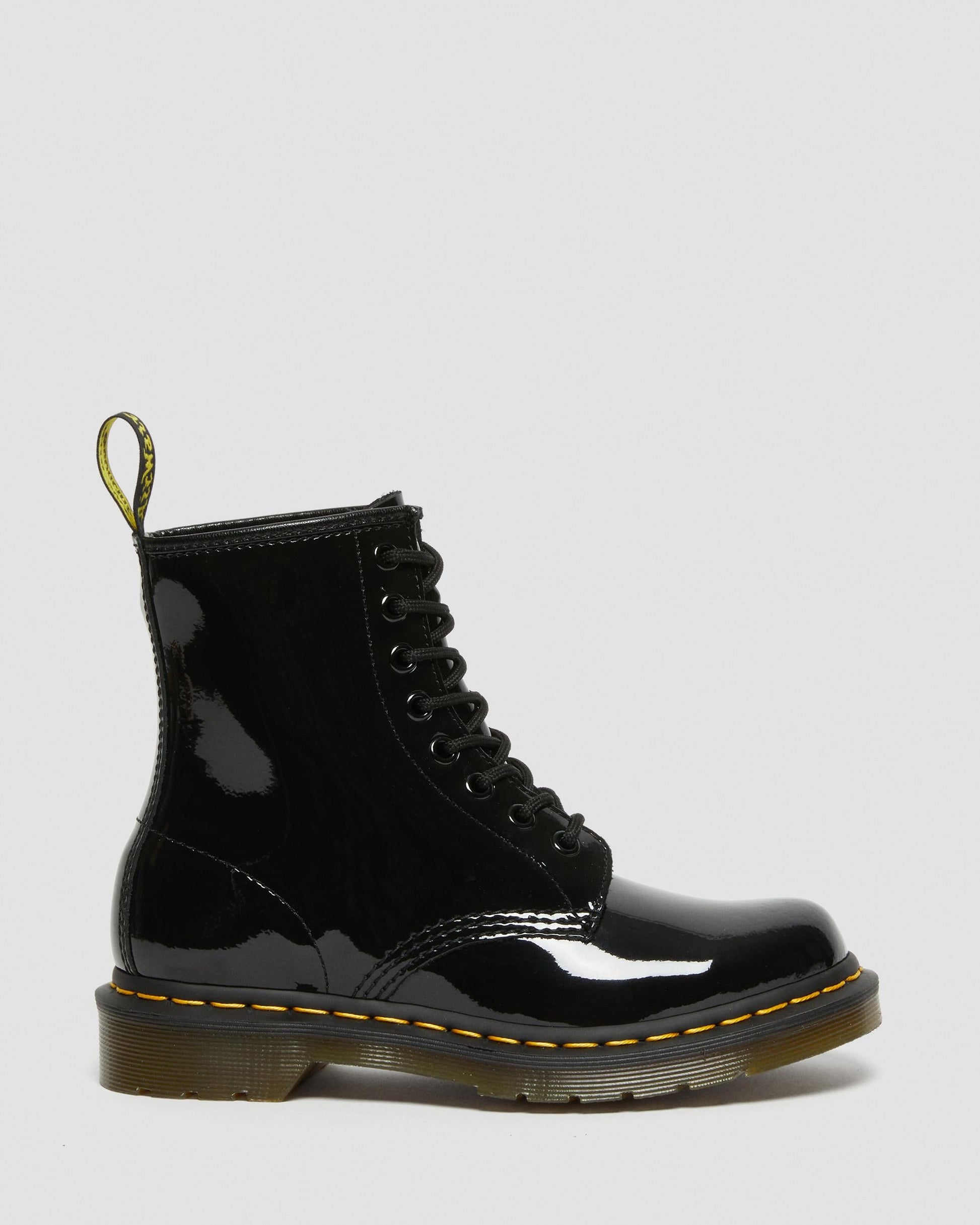 https://cdn.media.amplience.net/i/drmartens/11821011.85.jpg