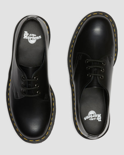 https://cdn.media.amplience.net/i/drmartens/25567001.88.jpg