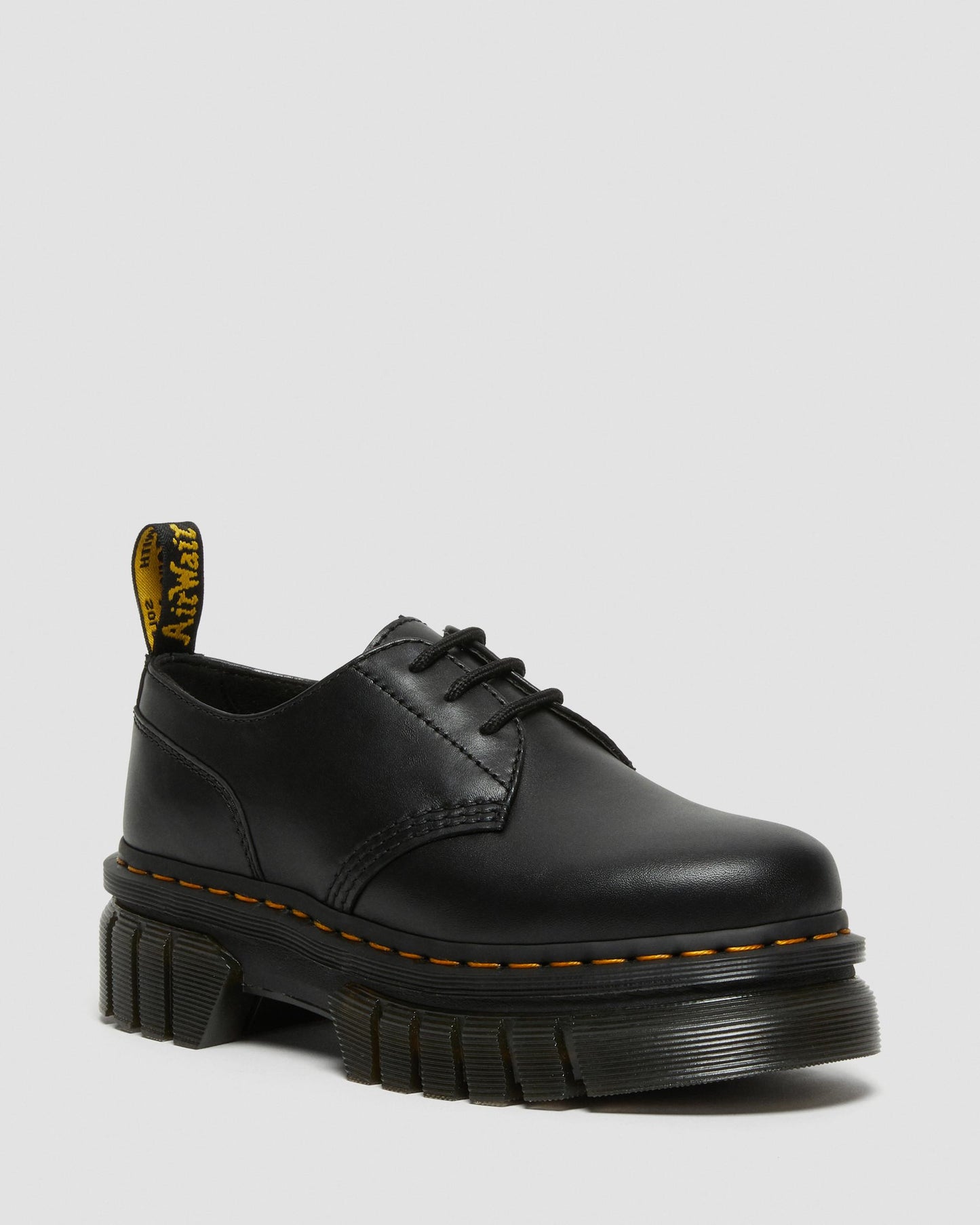https://cdn.media.amplience.net/i/drmartens/27147001.80.jpg