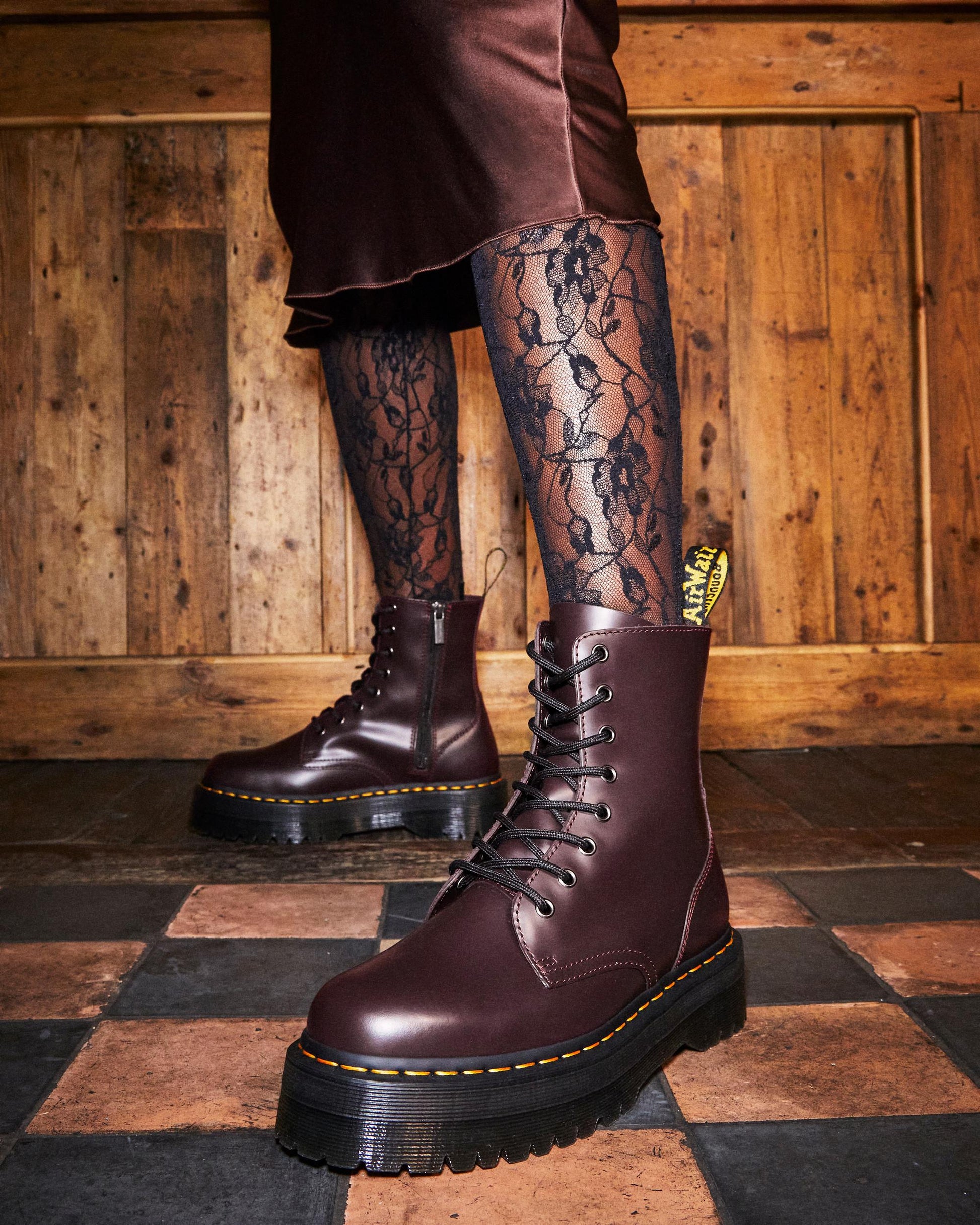https://cdn.media.amplience.net/i/drmartens/27311626.81.jpg
