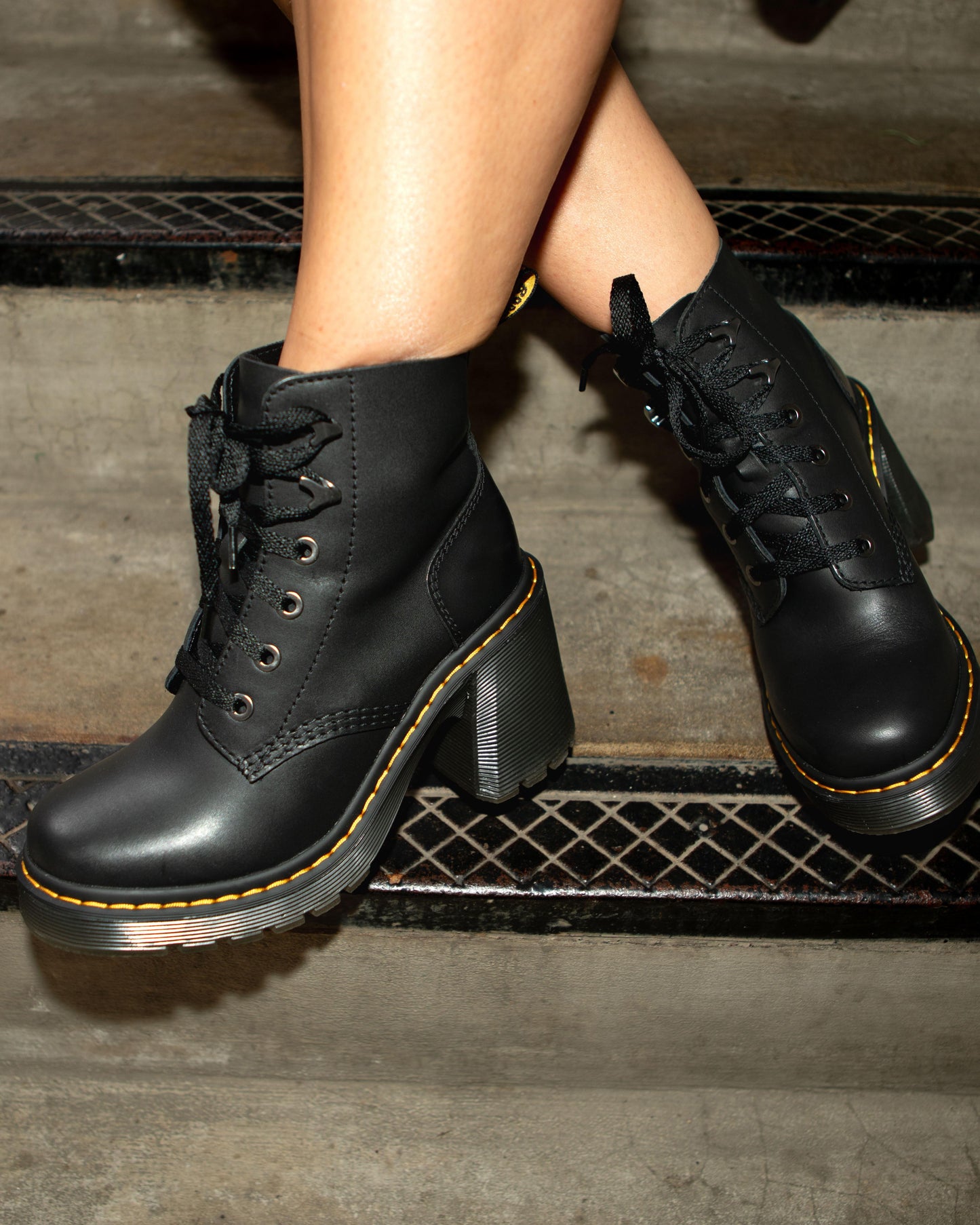 https://cdn.media.amplience.net/i/drmartens/27613001.85.jpg